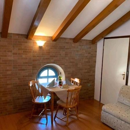 Lovely Studio Apartments Mali Raj เวอร์ซาร์ ภายนอก รูปภาพ