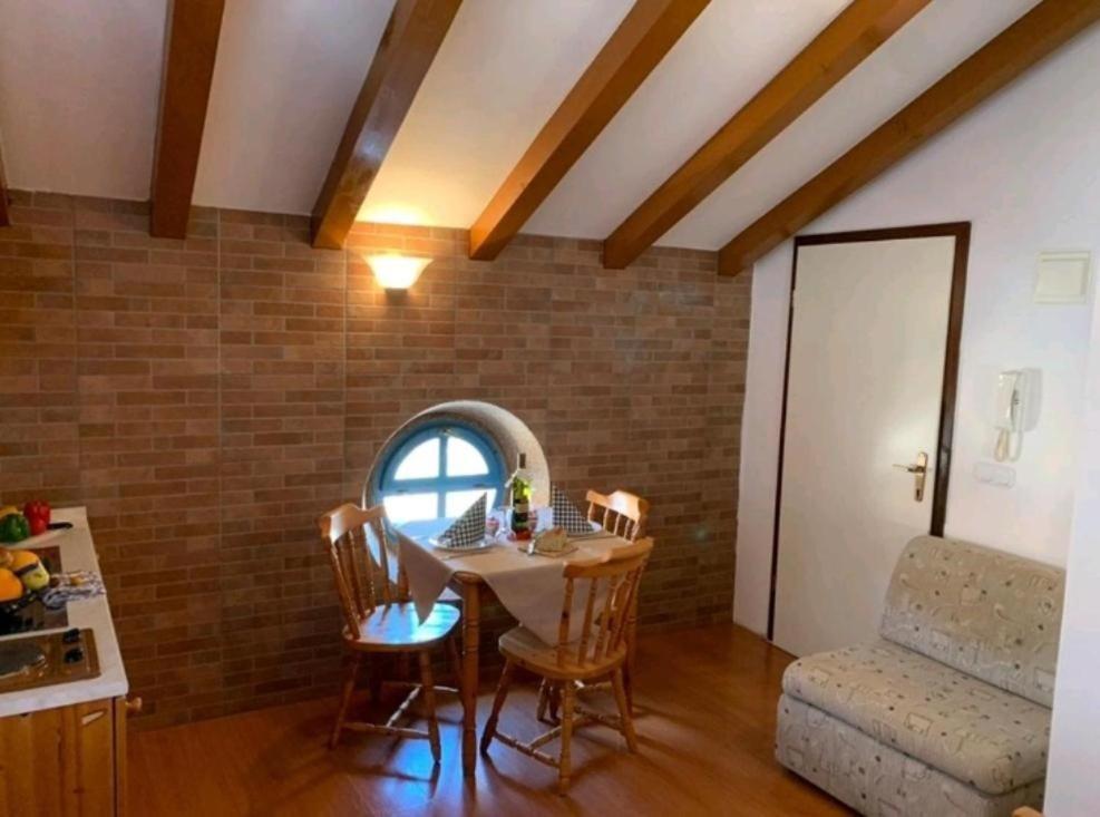 Lovely Studio Apartments Mali Raj เวอร์ซาร์ ภายนอก รูปภาพ
