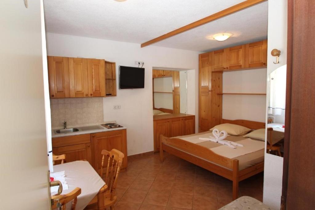 Lovely Studio Apartments Mali Raj เวอร์ซาร์ ภายนอก รูปภาพ