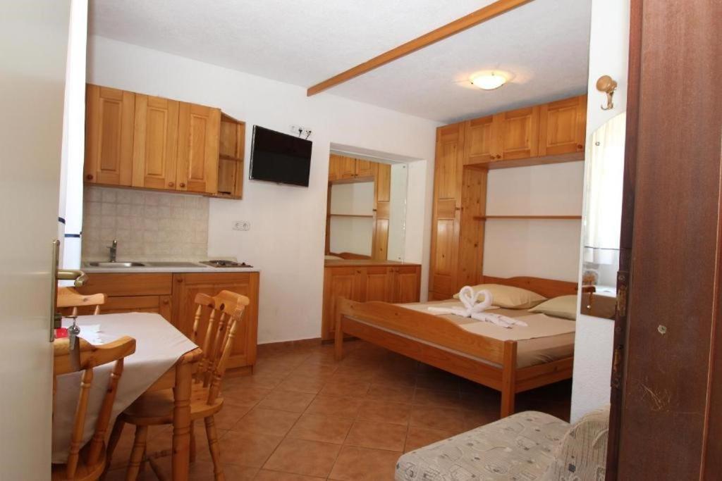 Lovely Studio Apartments Mali Raj เวอร์ซาร์ ภายนอก รูปภาพ