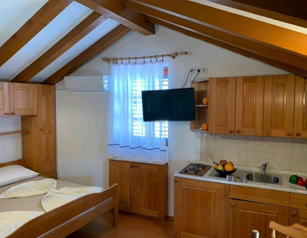 Lovely Studio Apartments Mali Raj เวอร์ซาร์ ภายนอก รูปภาพ