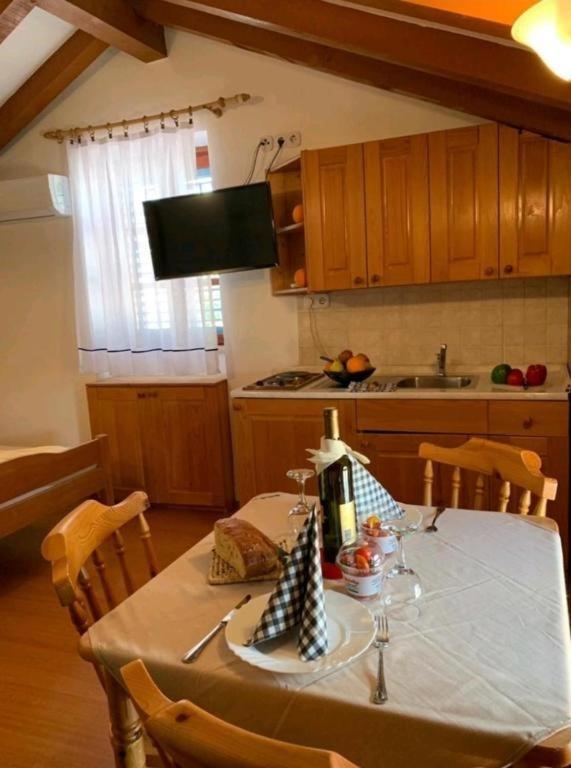 Lovely Studio Apartments Mali Raj เวอร์ซาร์ ภายนอก รูปภาพ
