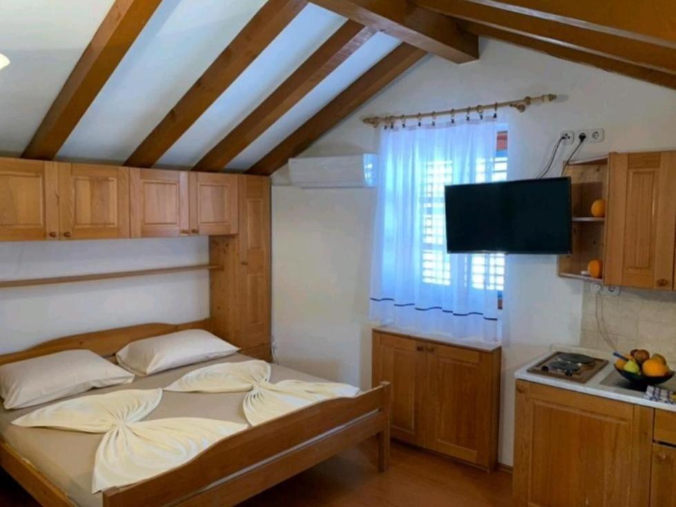Lovely Studio Apartments Mali Raj เวอร์ซาร์ ภายนอก รูปภาพ