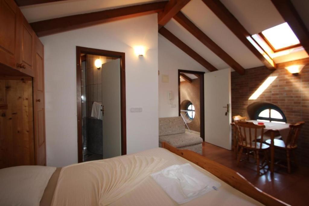 Lovely Studio Apartments Mali Raj เวอร์ซาร์ ภายนอก รูปภาพ